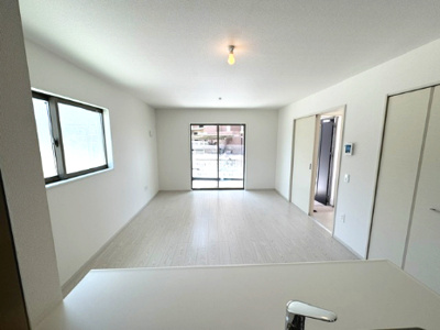 【居間・リビング】 | Terrechez堺市堺区石津町1期　2号棟 | ダイニングスペースもゆったり確保したLDKは16帖！キッチンカウンター付きで配膳や片付けもラクラク。