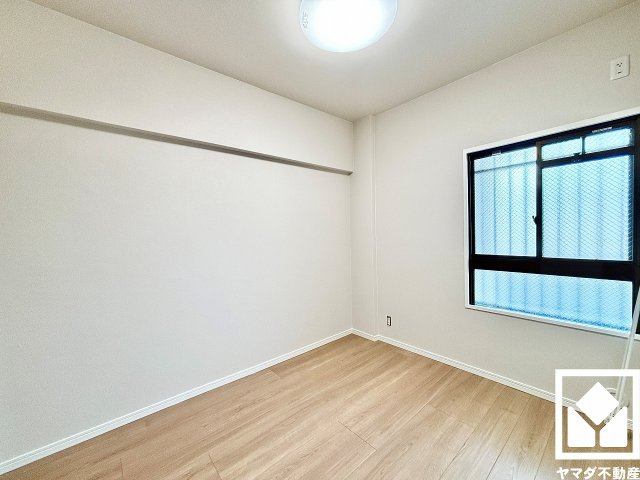 ライオンズマンション西宮高座B棟の洋室|約4.5帖の洋室です。お子様のお部屋などにも丁度良い広さです。独立したお部屋なのでプライベートな時間をゆったり過ごせそうです。