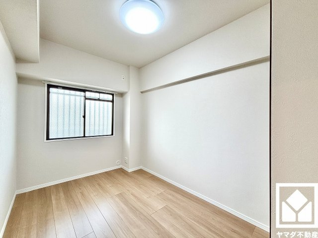 ライオンズマンション西宮高座B棟の子供部屋|約4.6帖の洋室です。柔らかな光が差し込むお部屋で、快適で落ち着いた生活をお送りいただけます。