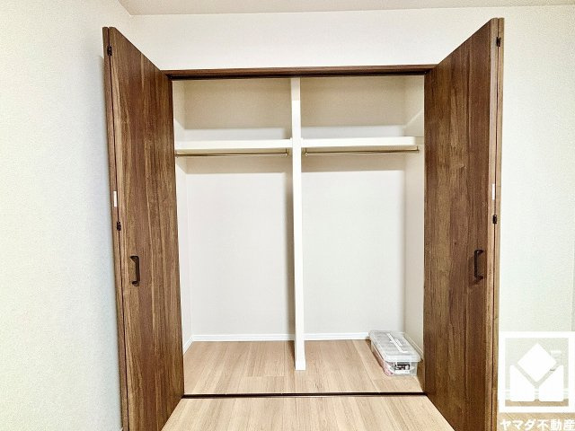 ライオンズマンション西宮高座B棟の収納|新たに家具を買わなくても良いので、ハンガーパイプ付きのクローゼットは嬉しいですね。