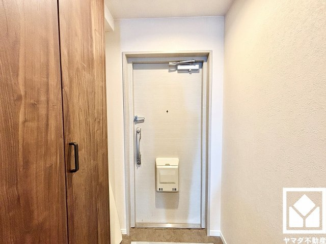 ライオンズマンション西宮高座B棟の玄関|白を基調とした明るい玄関で、毎日を爽やかにスタート。清潔感あふれる空間が、訪れる人々を温かく迎えます。床は大理石調で、住まいの第一印象を上品に彩ります。