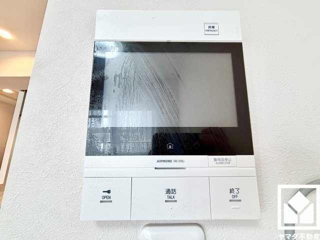ライオンズマンション西宮高座B棟の防犯設備|突然の来訪時にも防犯面で心強いモニター付きインターホンを設置。お留守番中のお子様も、室内からスムーズに相手の確認ができます。