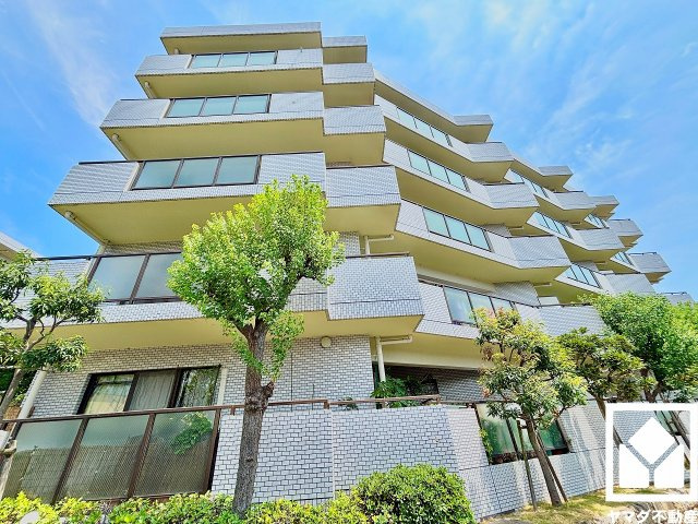 ライオンズマンション西宮高座B棟の外観|六甲山のふもとに広がる緑に囲まれた穏やかな住宅地です。自然を身近に感じながら、落ち着いた雰囲気の中でゆとりある毎日をお過ごしいただけます。