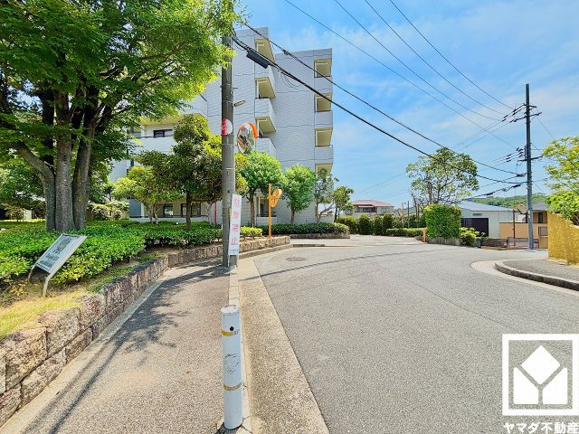 ライオンズマンション西宮高座B棟のその他|「関西スーパー大社店」まで徒歩5分、「ドラッグセガミ大社店」まで徒歩5分、「セブンイレブン西宮柳本町店」まで徒歩13分など、お買い物施設が徒歩圏内に複数あり便利な住環境です。