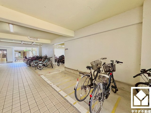 ライオンズマンション西宮高座B棟の駐輪場|屋根付きの駐輪場・バイク置場も備えています。雨や日差しの影響を受けにくく、大切なお乗り物の保管にも便利です。