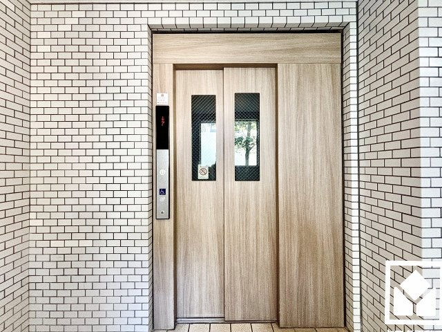 ライオンズマンション西宮高座B棟のその他共用部分|スムーズな移動を叶えるエレベーター。毎日の生活にゆとりをもたらす、快適な暮らしの動線をサポートします。