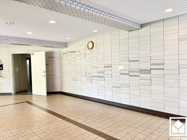 ライオンズマンション西宮高座B棟のエントランス|広々とした明るいエントランスホール。定期的な清掃・管理体制が整っており、帰宅時や来客時にも気持ちの良い空間です。
