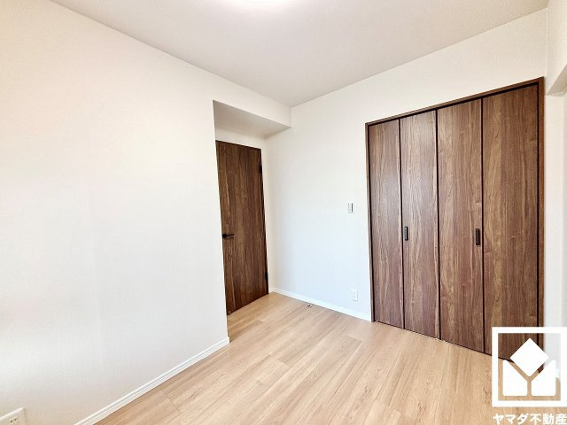 ライオンズマンション西宮高座B棟の洋室|約4.5帖の洋室です。全居室フローリングでお掃除ラクラクです。