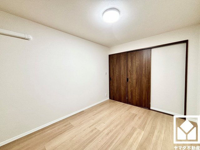 ライオンズマンション西宮高座B棟の寝室|約6.2帖の洋室です。リビングに隣接する引き戸のお部屋で、一体でのご利用も可能です。
