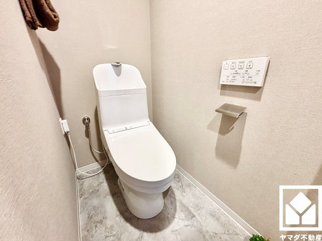 ライオンズマンション西宮高座B棟のトイレ|落ち着いたデザインと使いやすさを兼ね備えたトイレです。毎日使う場所だからこそ、快適性にも配慮されています。