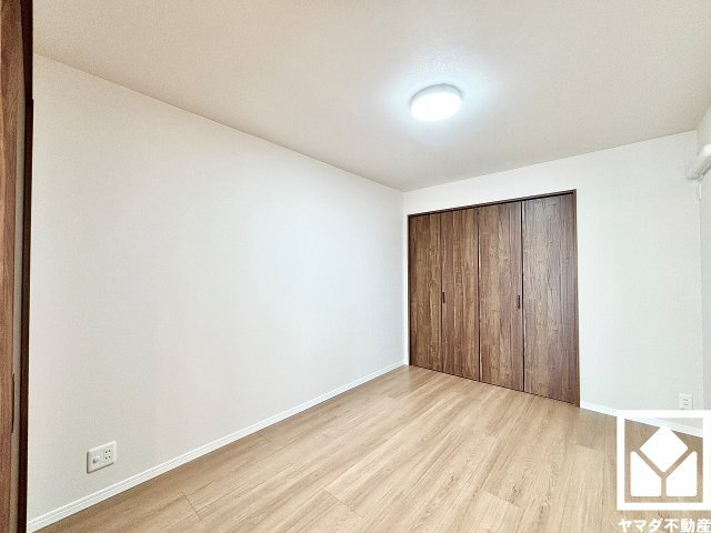 ライオンズマンション西宮高座B棟の寝室|約6.2帖の洋室です。全居室にクローゼットがございますので、お部屋の広さを最大限に活用できます。