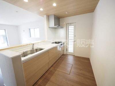【キッチン】 | 奈良市五条畑１丁目の新築一戸建 全２区画 | 現地写真（１号地キッチン）人気の対面キッチン♪
