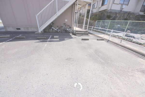 ジョイフル東生駒A棟の駐車場