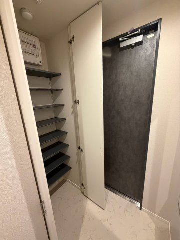 グランソレイユ三鷹の玄関