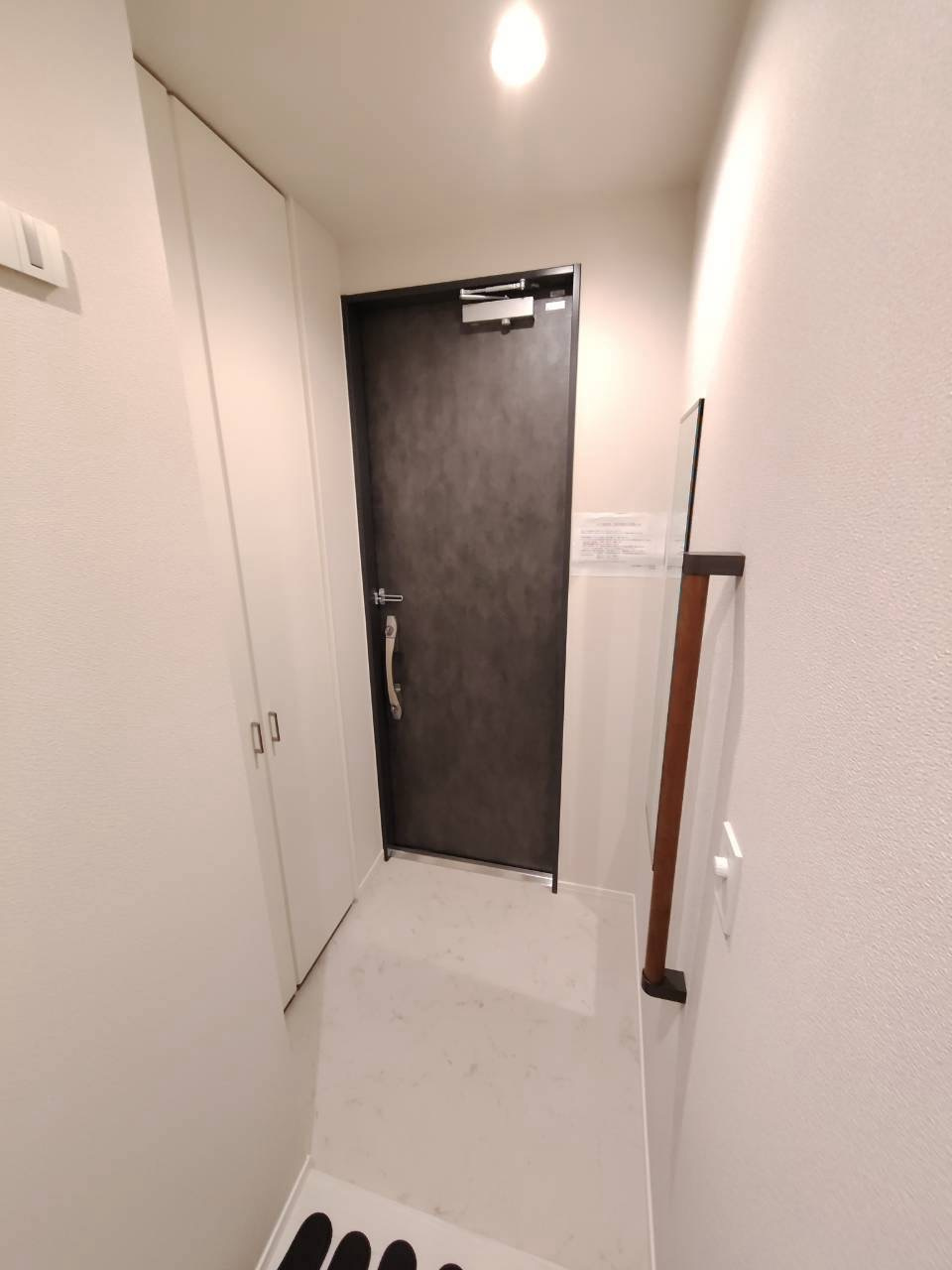 グランソレイユ三鷹の玄関