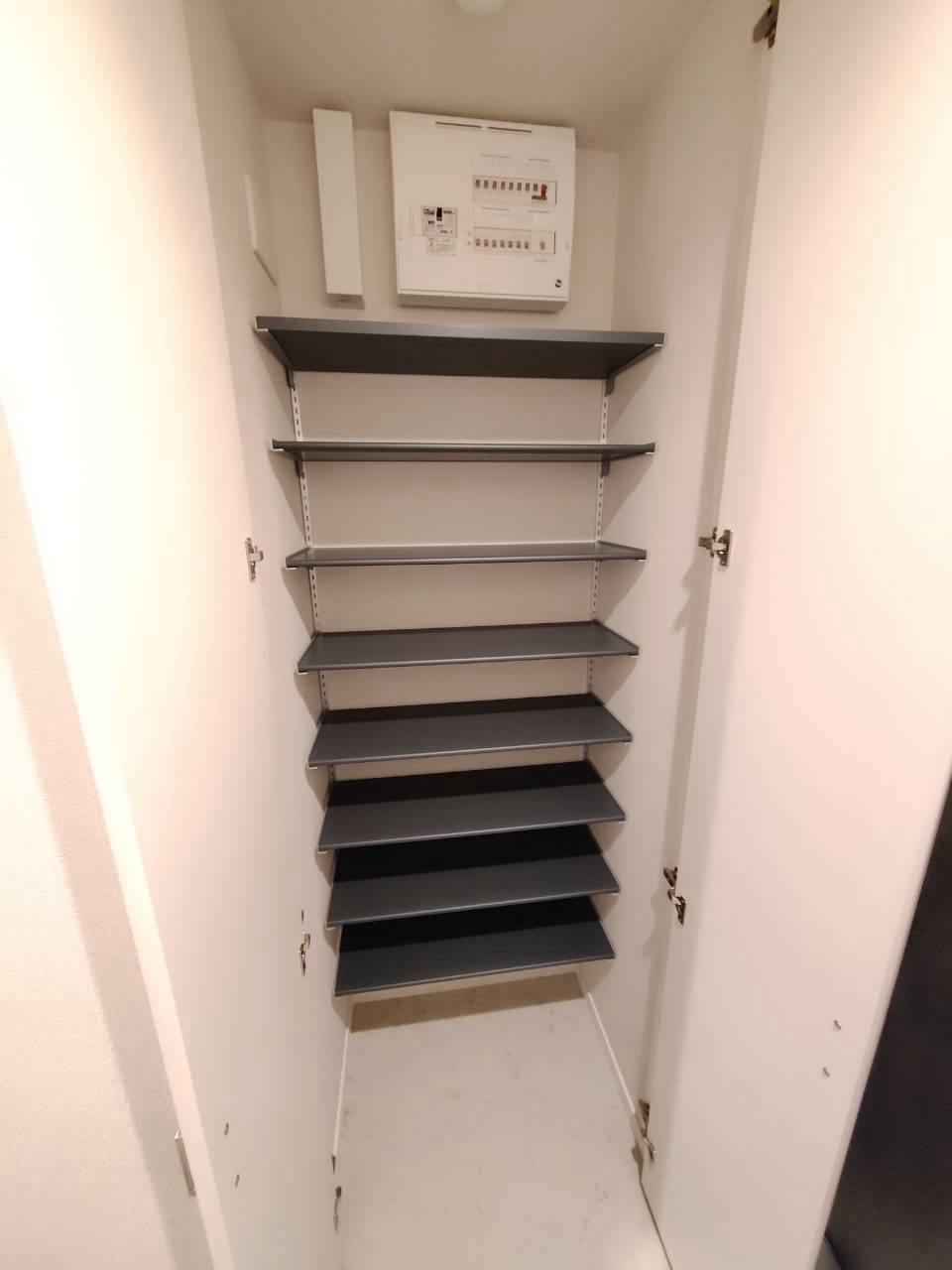 グランソレイユ三鷹の玄関