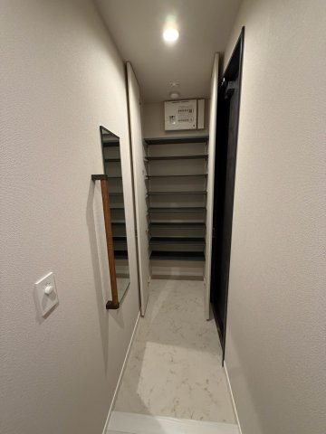 グランソレイユ三鷹の玄関