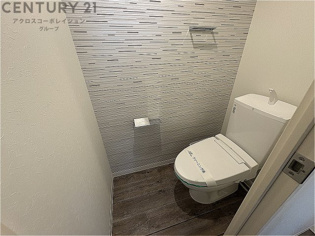 温水洗浄便座付きのトイレです♪