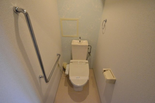 温水洗浄便座付きのトイレです♪
