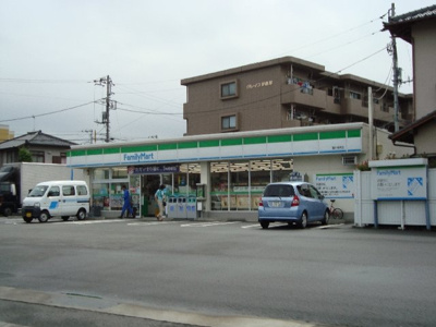 【周辺】 | Ｖｉｌｌａｇｅ Ⅱ（ヴィラージュ　ツー） | ファミリーマート松岡南店（コンビニ）まで400ｍ