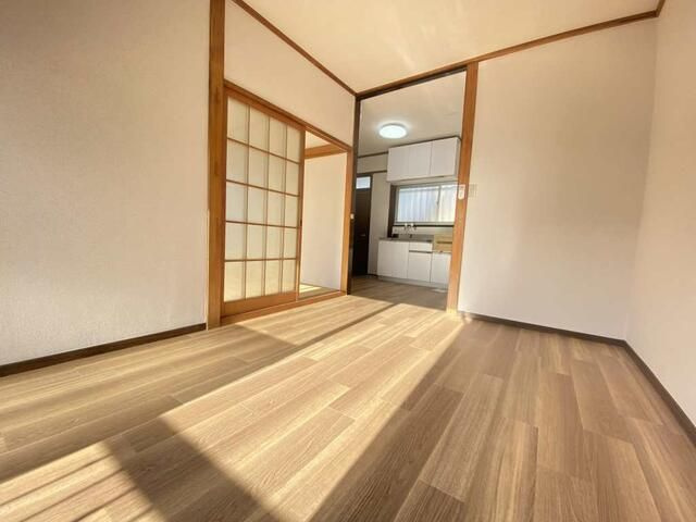 横浜市青葉区美しが丘４丁目のアパートの居間・リビング