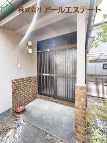 加古川市加古川町友沢　　中古戸建の玄関
