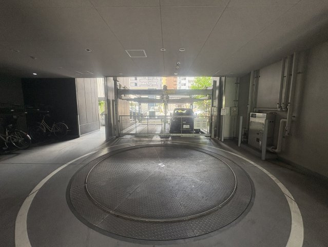 ハピネス江坂の駐車場