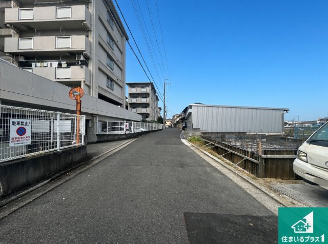◆堺市東区日置荘西町　新築一戸建ての前面道路含む現地写真|周辺は落ち着いた街並みの住宅地！子育てがしやすい住環境です！まだ未完成ですが、現地でしかわからない事もございます。是非一度ご覧ください。
