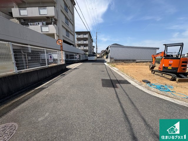 堺市東区日置荘西町　新築一戸建ての前面道路含む現地写真|周辺は落ち着いた街並みの住宅地！子育てがしやすい住環境です！まだ未完成ですが、現地でしかわからない事もございます。是非一度ご覧ください。