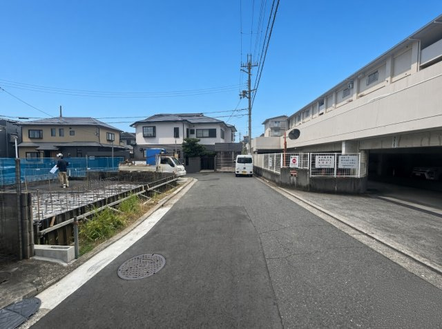 ◆堺市東区日置荘西町　新築一戸建ての前面道路含む現地写真|周辺は落ち着いた街並みの住宅地！子育てがしやすい住環境です！まだ未完成ですが、現地でしかわからない事もございます。是非一度ご覧ください。