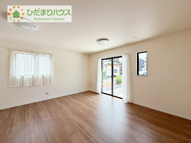 【居間・リビング】 | つくばみらい市伊奈東41番　新築戸建　B号棟 | リビングの大きな窓からは、暖かな日の光が降り注ぎます・・・