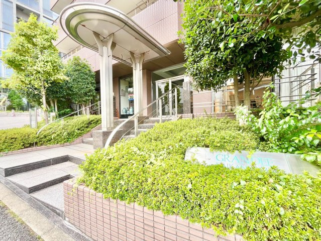 グランディ代官山のエントランス|2026.07.30撮影

現地ご見学希望・資料請求などお気軽にお問い合わせ下さい！
03-5990-5201