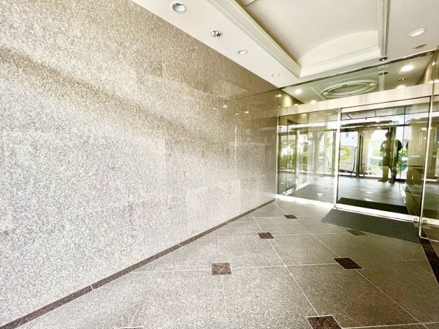 グランディ代官山のエントランス|2026.07.30撮影

現地ご見学希望・資料請求などお気軽にお問い合わせ下さい！
03-5990-5201