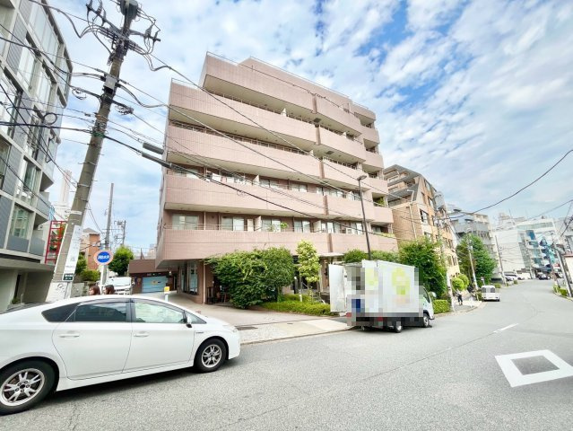 グランディ代官山の外観|2026.07.30撮影

現地ご見学希望・資料請求などお気軽にお問い合わせ下さい！
03-5990-5201