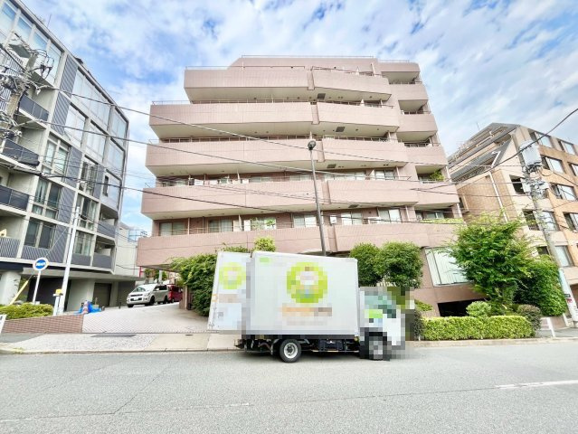 グランディ代官山の外観|2026.07.30撮影

現地ご見学希望・資料請求などお気軽にお問い合わせ下さい！
03-5990-5201