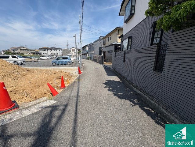 堺市東区日置荘西町　新築一戸建ての前面道路含む現地写真|周辺は落ち着いた街並みの住宅地！子育てがしやすい住環境です！まだ未完成ですが、現地でしかわからない事もございます。是非一度ご覧ください。