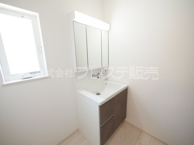 奈良市五条畑１丁目の新築一戸建 全２区画の洗面所|現地写真（２号地洗面）シャワー付き洗面化粧台