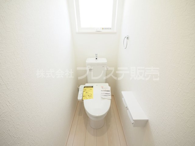 奈良市五条畑１丁目の新築一戸建 全２区画のトイレ|現地写真（２号地１階トイレ）温水洗浄便座を標準装備！