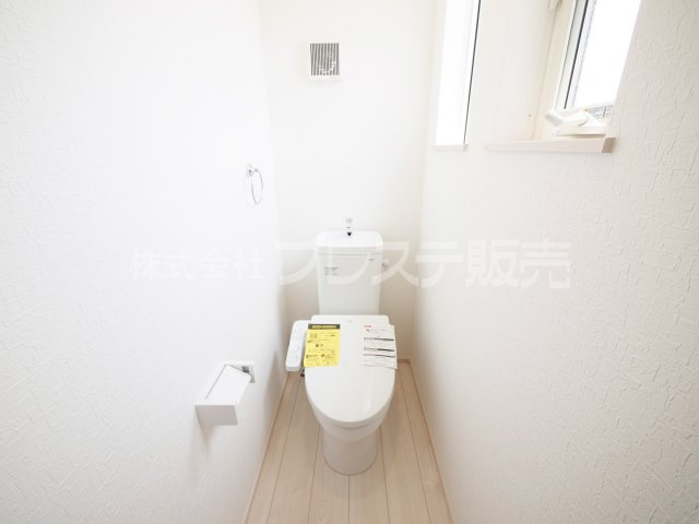 奈良市五条畑１丁目の新築一戸建 全２区画のトイレ|現地写真（２号地２階トイレ）温水洗浄便座を標準装備！