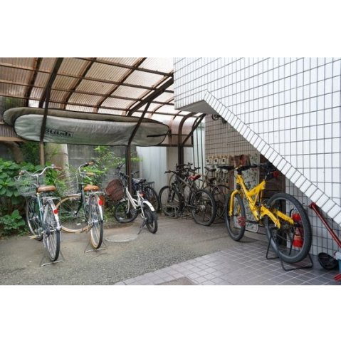 メゾンビアンペルレの外観|駐輪場