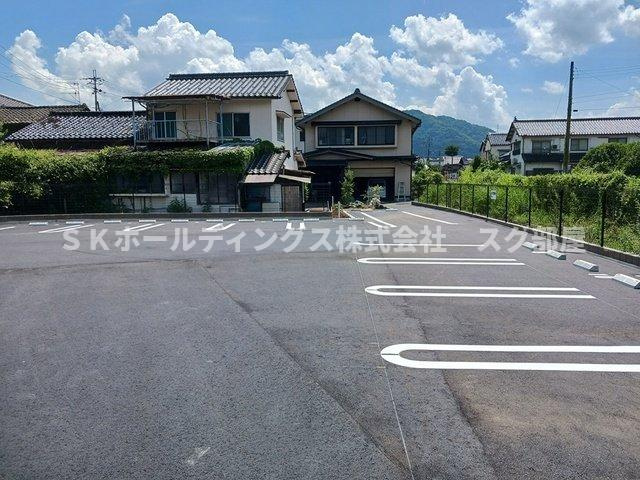 メゾン１２朝来の駐車場