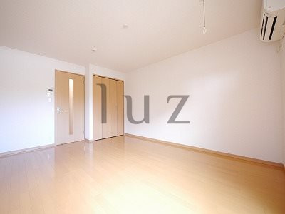 リトルフォレストの居間・リビング|綺麗なフローリングのお部屋です！
