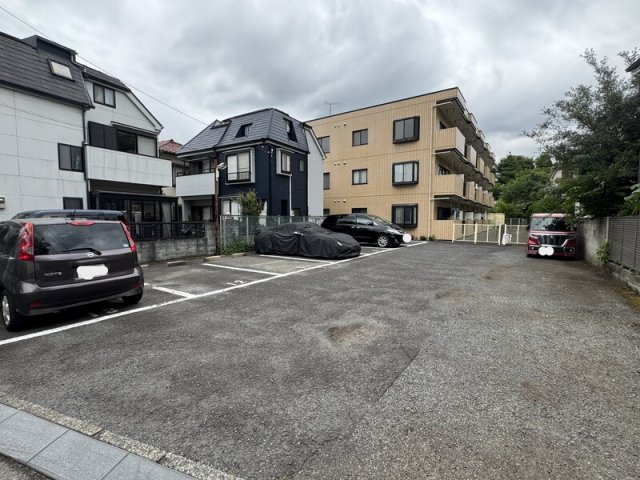 狛江市中和泉３丁目の賃貸マンションの駐車場