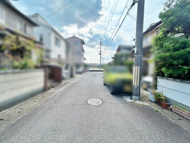 売土地　篠町見晴5丁目の前面道路含む現地写真