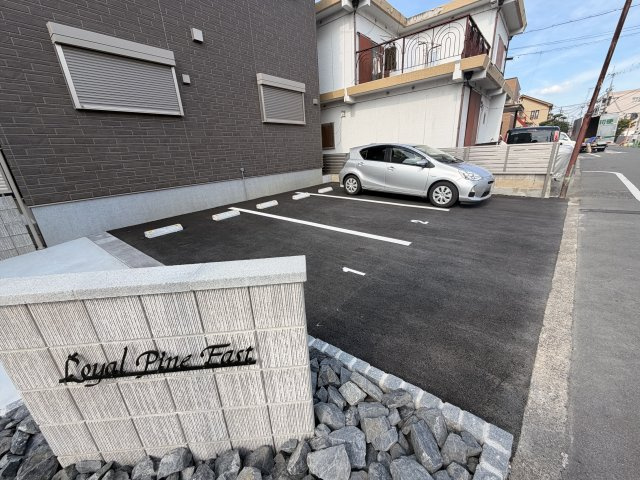 Loyal Pine Eastの駐車場