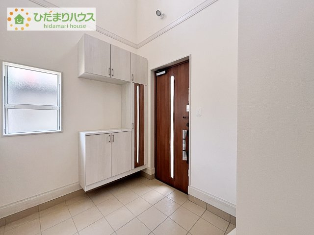 【玄関】 | 土浦市小岩田東2丁目6期　新築戸建　2号棟 | 玄関が広いので親子で並んで仲良く靴が履けますね(^^)/
