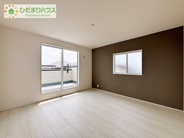 【寝室】 | 土浦市小岩田東2丁目6期　新築戸建　2号棟 | バルコニーに面していて、たっぷり光りの入る明るい主寝室です！
