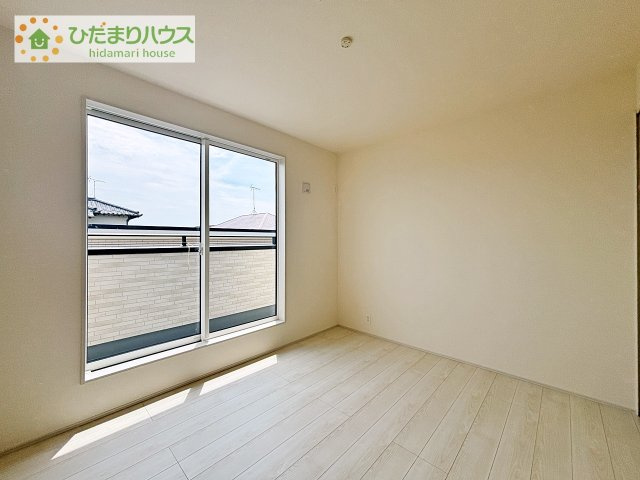 【洋室】 | 土浦市小岩田東2丁目6期　新築戸建　2号棟 | バルコニーに面している居室なので、自然と光が差し込みます♪