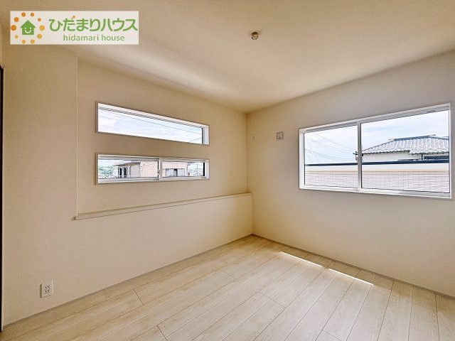 【洋室】 | 土浦市小岩田東2丁目6期　新築戸建　2号棟 | 窓が多く、明るい空間を演出してくれます(*^^*)