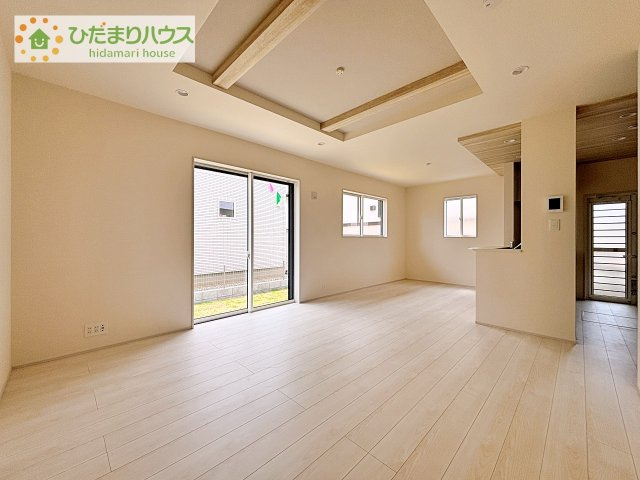 【居間・リビング】 | 土浦市小岩田東2丁目6期　新築戸建　2号棟 | リビングの大きな窓からは、暖かな日の光が降り注ぎます・・・